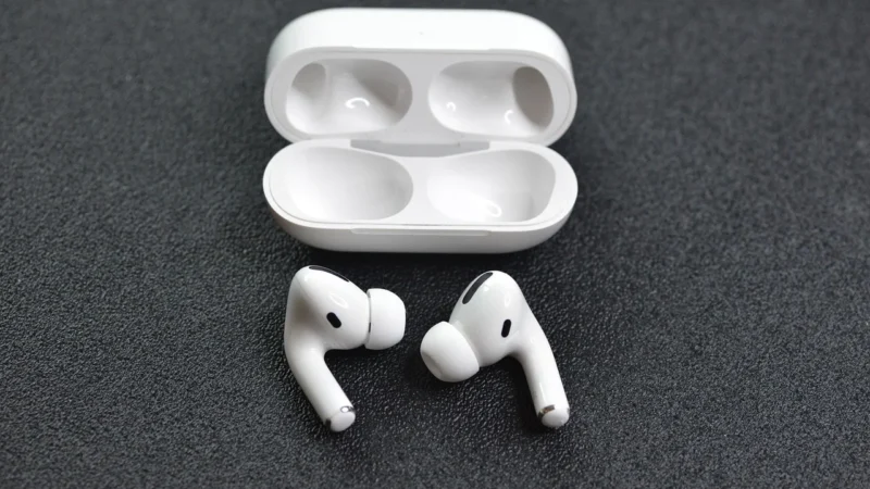 Apple AirPods Pro biały (MLWK3ZM/A) etui ładujące MagSafe