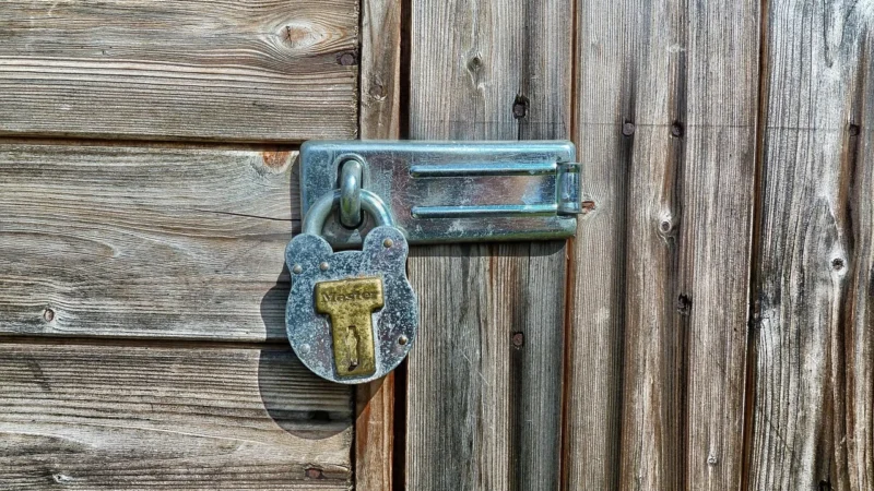 Jak kupić idealny blaszak na działkę? – na podstawie garaży blaszanych w Warmińsko-mazurskim