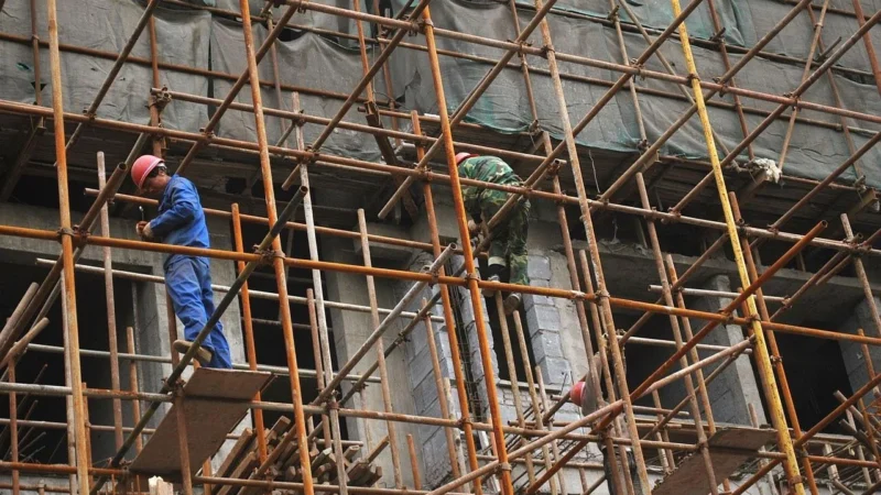 Jak zdobyć pracę jako monter rusztowań za granicą?