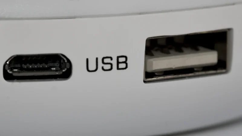 Kontakt-Simon Panel Podwójny Gniazdo Pojedyncze + 1 Klawisz Ładowarka Usb Lewa Strona Biały Połysk (10020225130)