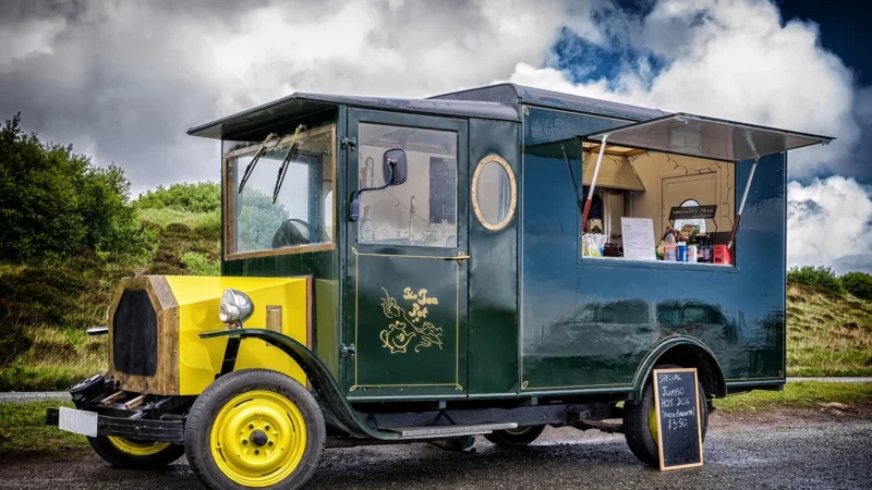 Od ulicznej kuchni do sukcesu: historie najpopularniejszych food trucków